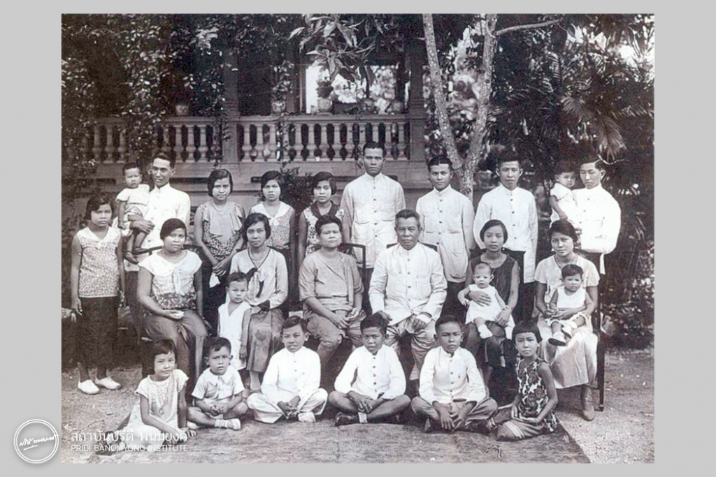 ครอบครัว บ้านป้อมเพชร์ พุทธศักราช 2474