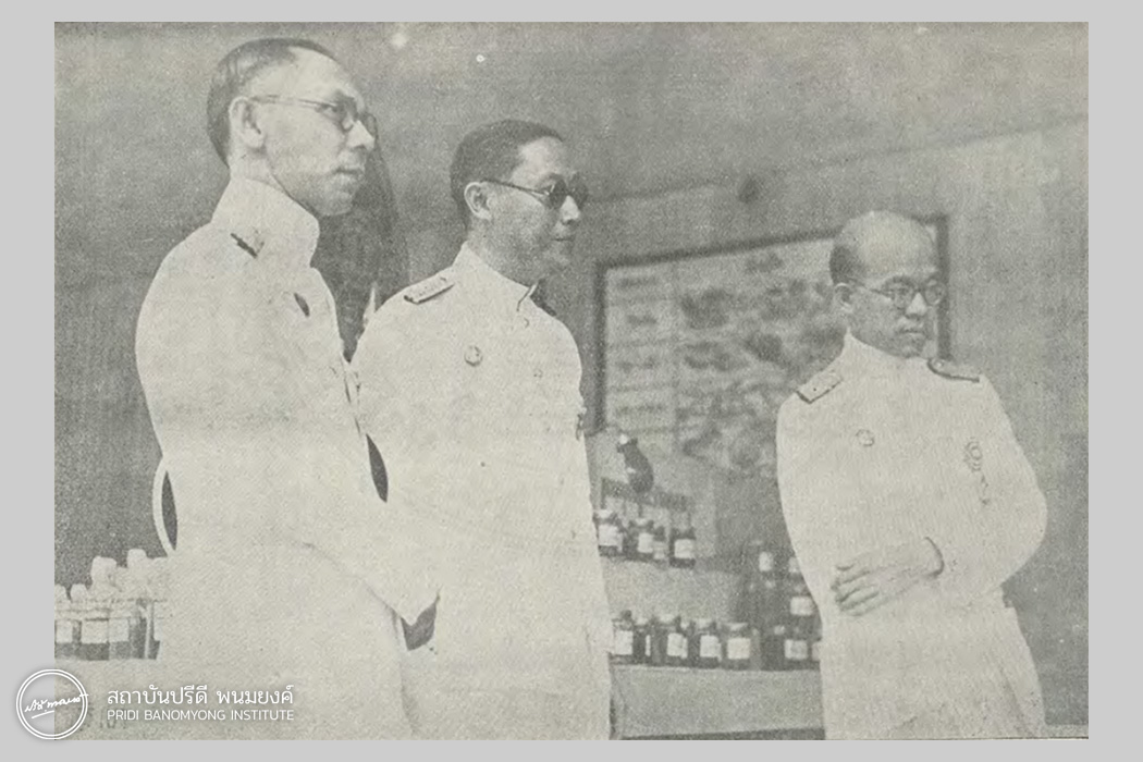 ในงานฉลองรัฐธรรมนูญ พ.ศ. 2481 ที่ร้านกรมวิทยาศาสตร์ (จากซ้ายไปขวา) พ.อ.พระบริภัณฑ์ยุทธกิจ ดร.ตั้ว ลพานุกรม พระยาไชยยศสมบัติ