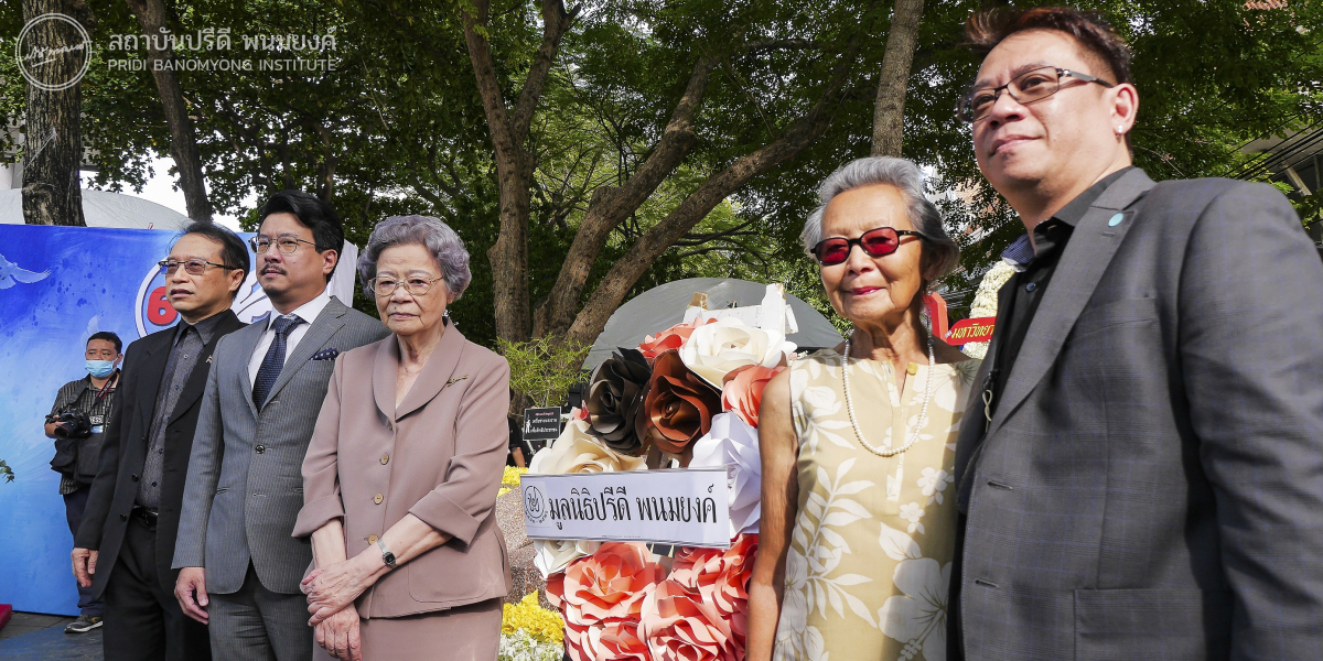 มูลนิธิปรีดี พนมยงค์ ร่วมวางพวงมาลารำลึกถึงวีรชน ในงานครบรอบ 44 ปี เหตุการณ์ 6 ตุลาฯ
