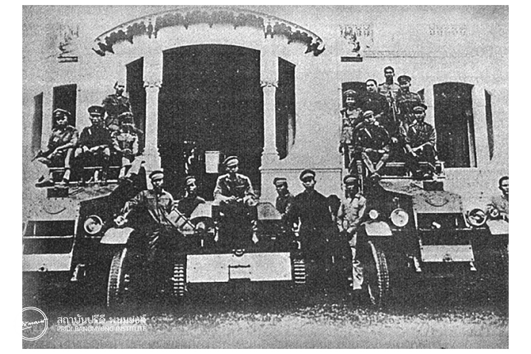 คณะราษฎรฝ่ายทหารและพลเรือนหน้าวังปารุสกวัน ในวันแห่งการอภิวัฒน์เปลี่ยนแปลงการปกครอง 24 มิถุนายน พ.ศ. 2475