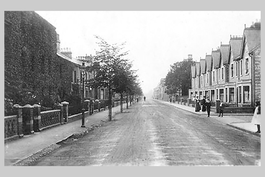 บรรยากาศถนนครอมเวลล์ (Cromwell Road) ช่วงประมาณปีคริสต์ศักราช 1915-1920 ภาพจาก www.peterboroughimages.co.uk