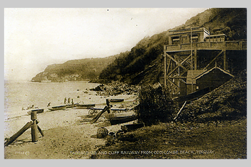 บรรยากาศชายหาดแห่งเมืองทอร์คีย์ (Torquay) ช่วงทศวรรษ 1920s ภาพจาก www.babbacombecliffrailway.co.uk