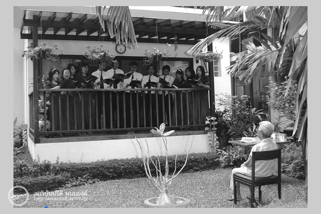 นักร้องประสานเสียงสวนพลูร้องเพลงให้ “คุณยาย” ฟัง (25 ธันวาคม 2549)