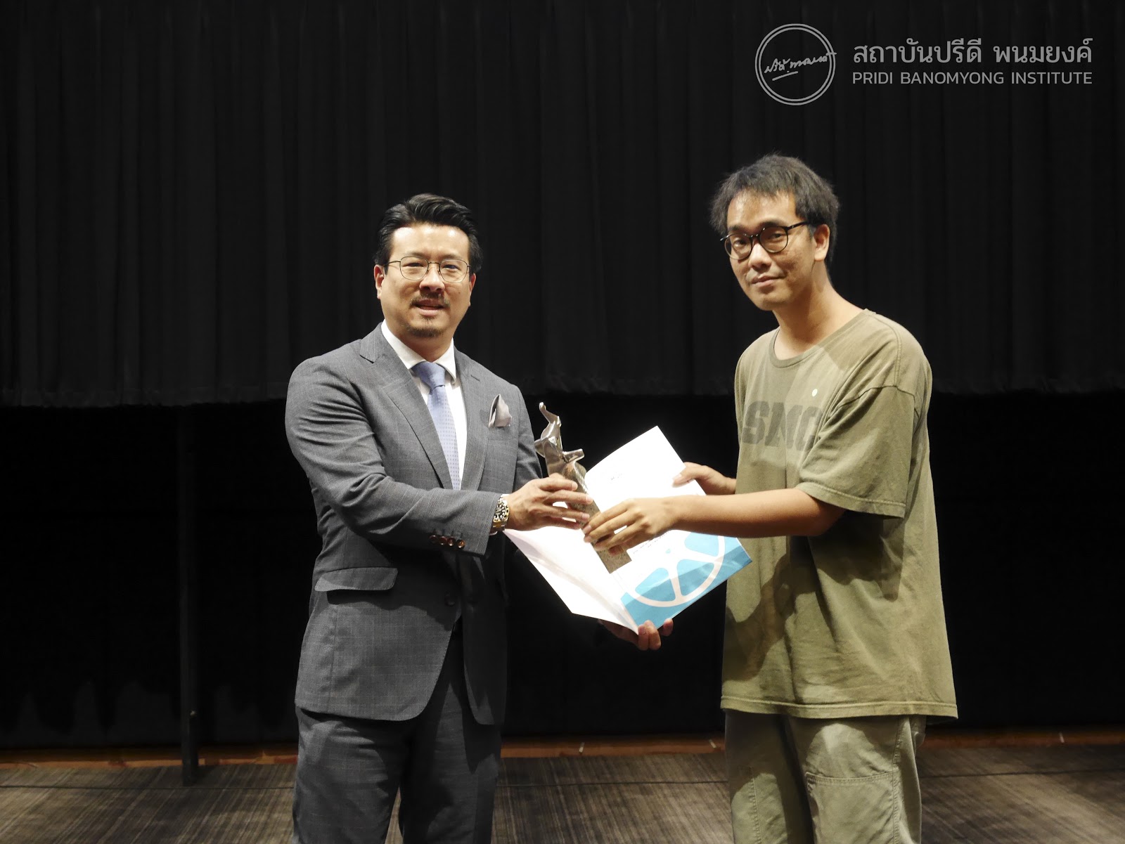 นายปรีดิวิชญ์ พนมยงค์ เป็นตัวแทนทายาทนายปรีดี พนมยงค์ มอบรางวัลช้างเผือก แก่ผู้ชนะการประกวดหนังสั้น ในเทศกาลภาพยนต์สั้นครั้งที่ 24 (24th Thai Short Film and Video Festival)