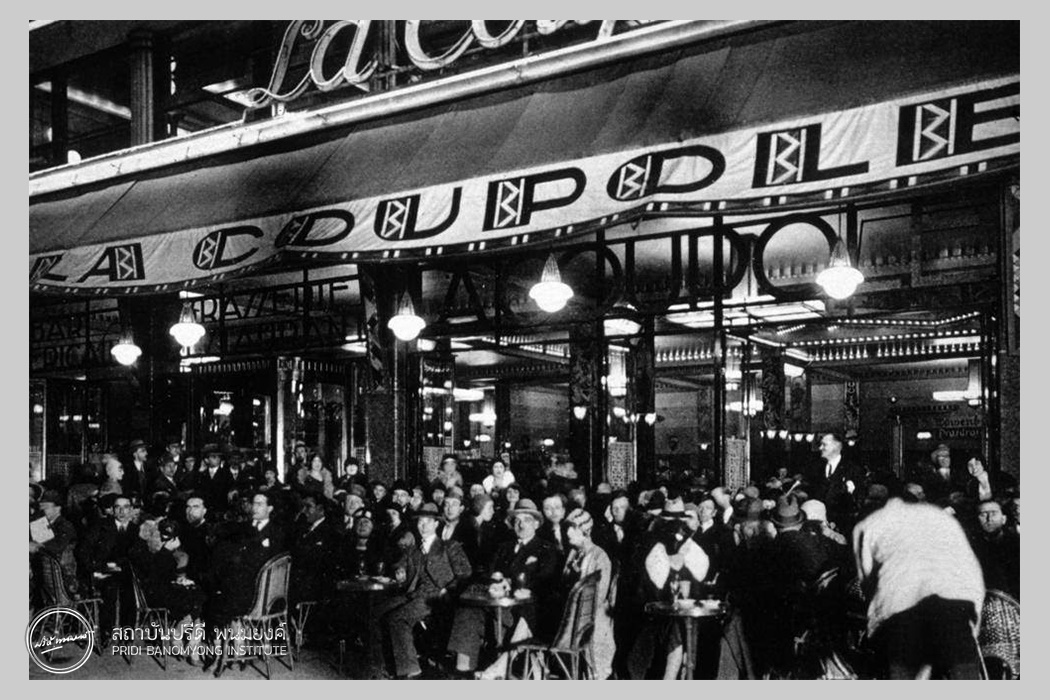 La brasserie La Coupole à Montparnasse, Paris, en 1932.  © Rue des Archives/RDA