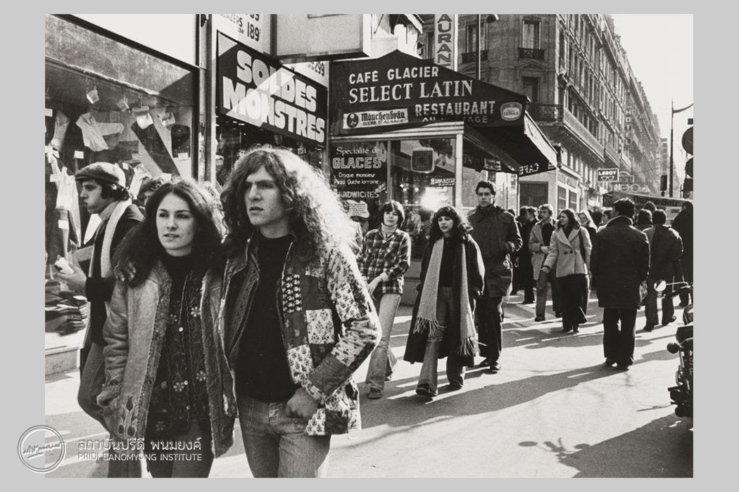 ร้าน Sélect Latin ในช่วงปี 1976 (พ.ศ. 2519) https://bibliotheques-specialisees.paris.fr/ark:/73873/pf0001874712/v0001.simple.selectedTab=record