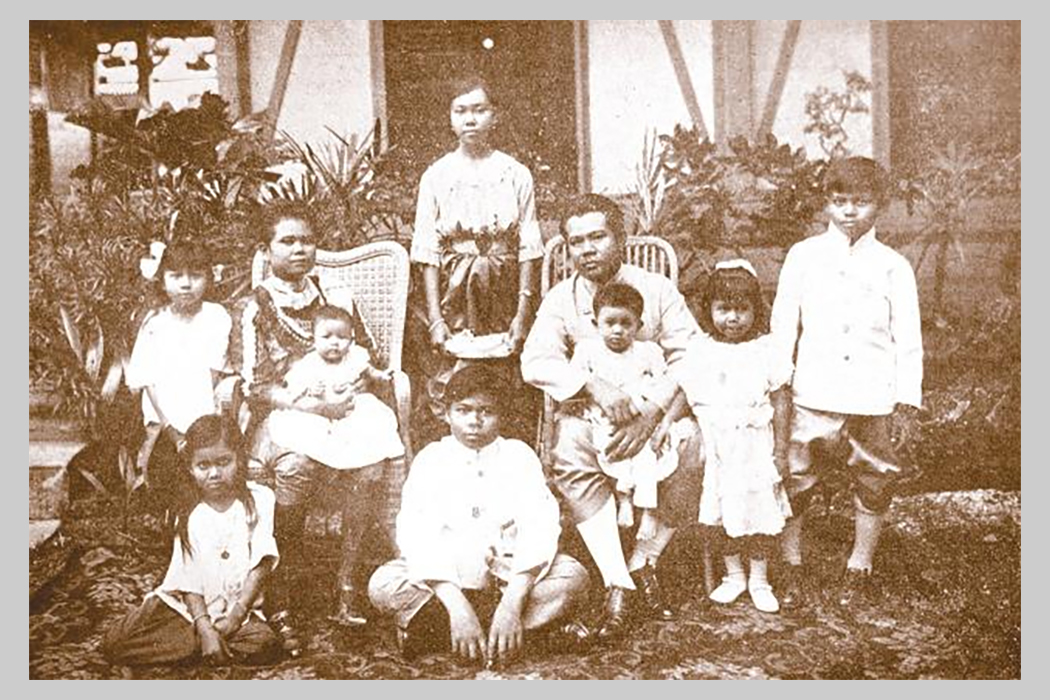พูนศุขในวัย 6 ขวบ (ยืนซ้ายสุด) ถ่ายรูปกับพระยาชัยวิชิตวิศิษฏ์ธรรมธาดา กับคุณหญิงเพ็ง พร้อมครอบครัว