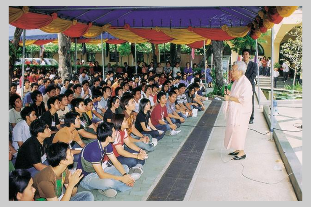 ท่านผู้หญิงพูนศุขให้โอวาทกับนักศึกษาที่ลานปรีดี พนมยงค์ มหาวิทยาลัยธรรมศาสตร์ วันที่ 11 พฤษภาคม 2549