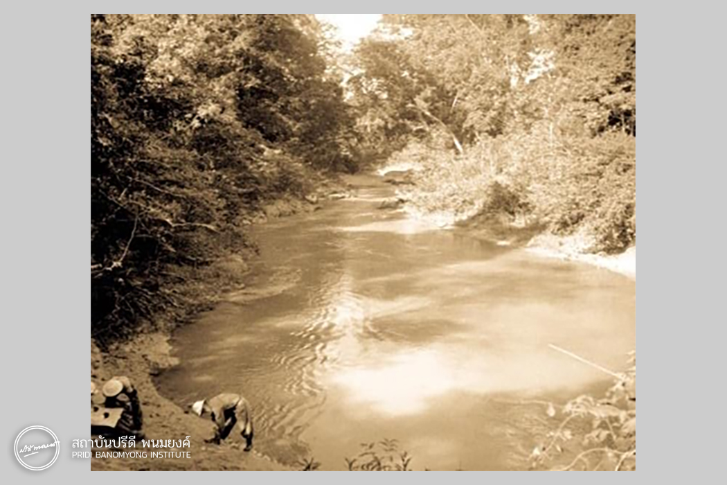 บรรยากาศริมแม่น้ำที่ตำบลควนเนียง อำเภอกำแพงเพชร (อำเภอรัตภูมิในปัจจุบัน) พ.ศ. 2479 ภาพจาก www.hatyaifocus.com