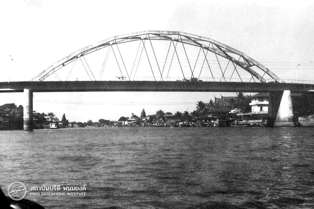 สะพานปรีดี-ธำรง เป็นสะพานคอนกรีตเสริมเหล็กโค้งคันธนู มีระบบเคเบิ้ลแบบเครือข่ายขึงตัวสะพาน (Network Tied Arch Bridge)