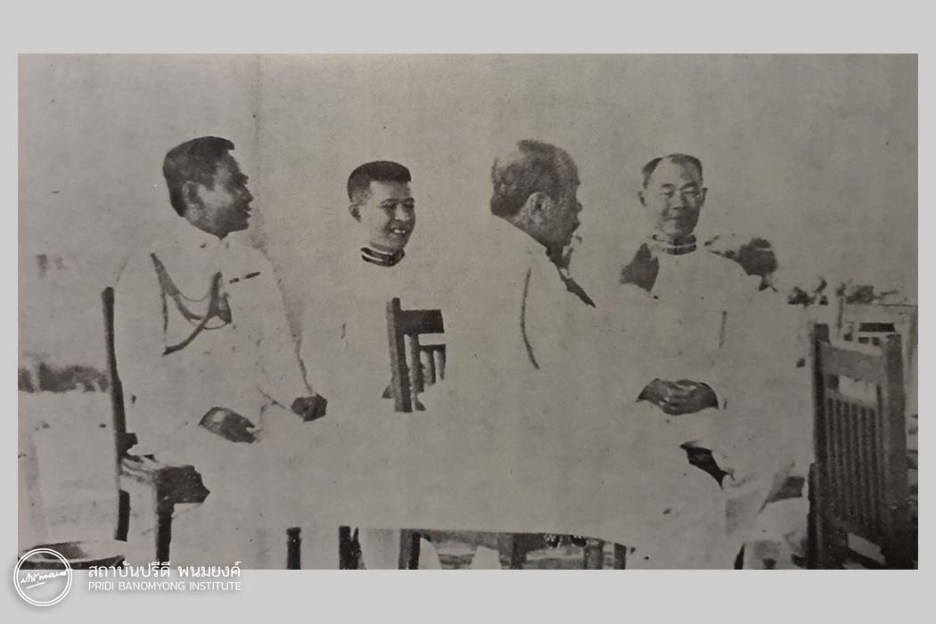 ภาพ: (จากซ้าย) จอมพล ป. พิบูลสงคราม, ปรีดี พนมยงค์, เจ้าพระยายมราช (หันหลัง), เจ้าพระยามหิธร