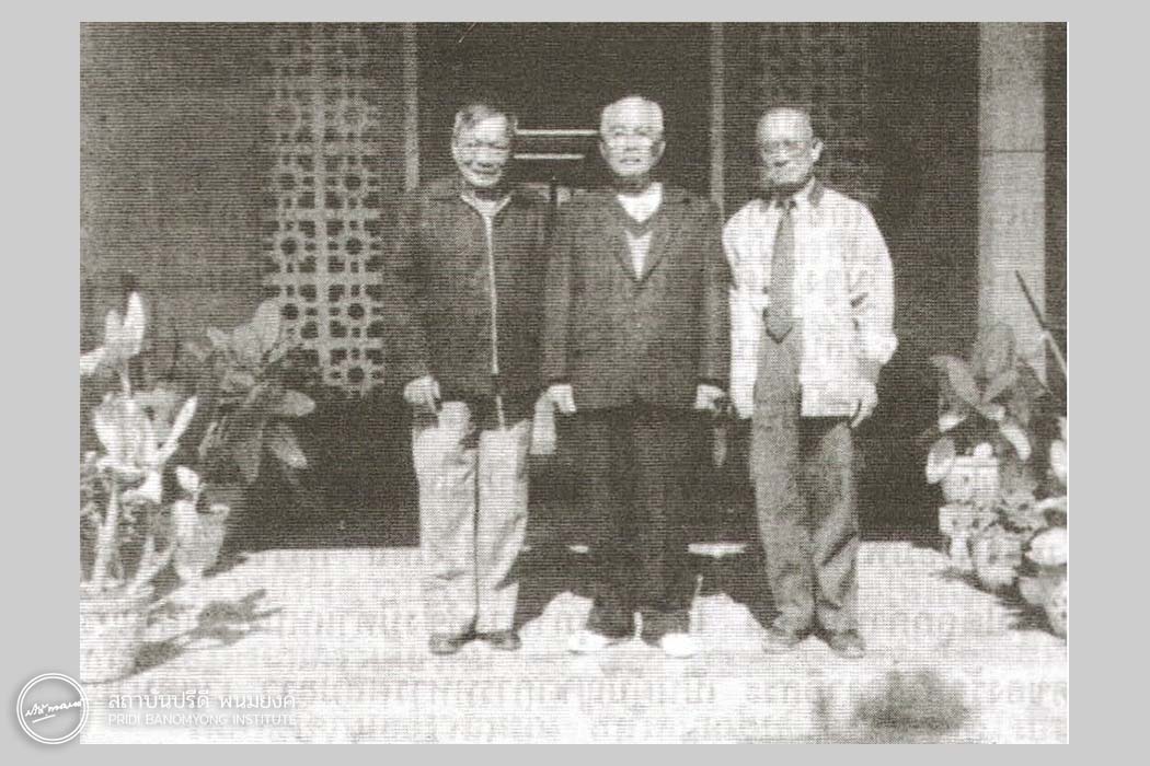 อดีตคณะผู้บัญชาการป้องกันเมืองท่าแขก (จากขวาไปซ้าย) ท่านสิงกะโป ท่านสุพานุวง และท่านเหงียนแจ้ง