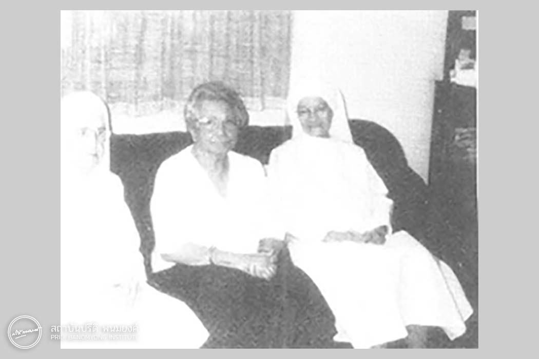 พูนศุข กับ Soeur Renée (ขวา) และ Soeur Genenéve (ซ้าย) ที่บ้านซอยสวนพลู พ.ศ. ๒๕๓๕