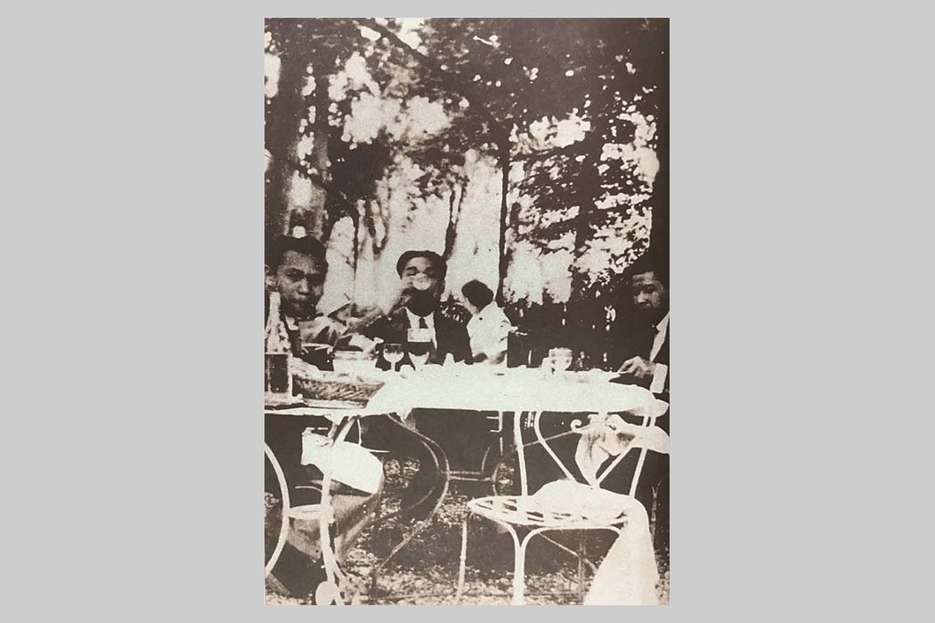 (จากซ้าย) หลวงสิริราชไมตรี (จรูญ สิงหเสนี), ควง อภัยวงศ์, ปรีดี พนมยงค์ รับประทานอาหารกลางวันที่สวนสาธารณะแห่งหนึ่งในกรุงปารีส ค.ศ. 1925