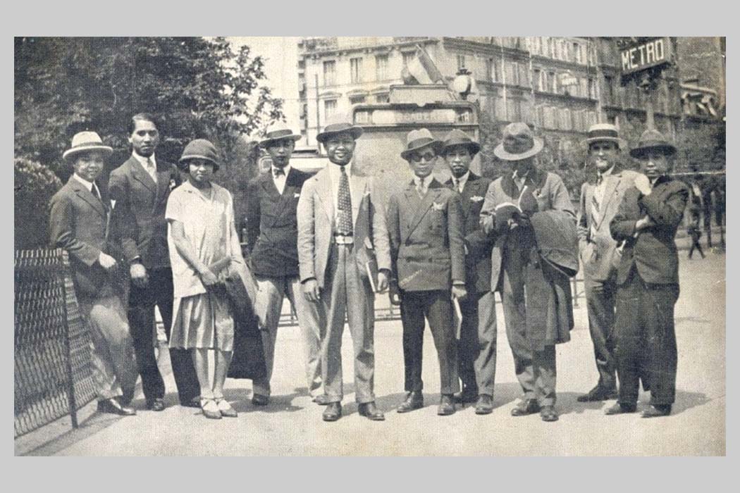 นายปรีดีกับคณะผู้ก่อการบางคน ณ Place du Trocadéro หัวถนน Avenue Kleber ในวันชาติฝรั่งเศส 14 กรกฎาคม ค.ศ. 1926 (จากซ้าย) ชม จารุรัตน์, แดง คุณะดิลก, เล็ก คุณะดิลก, ควง อภัยวงศ์, ม.จ.ธานีเสิกสงัด ชุมพล, ม.จ.ลายฉลุทอง ทองใหญ่, ปรีดี พนมยงค์, แปลก ขีตตะสังคะ, ประยูร ภมรมนตรี, แนบ พหลโยธิน [โดยที่ 4 คนหลัง อยู่ใน 7 คน ที่ร่วมก่อตั้งคณะราษฎร]