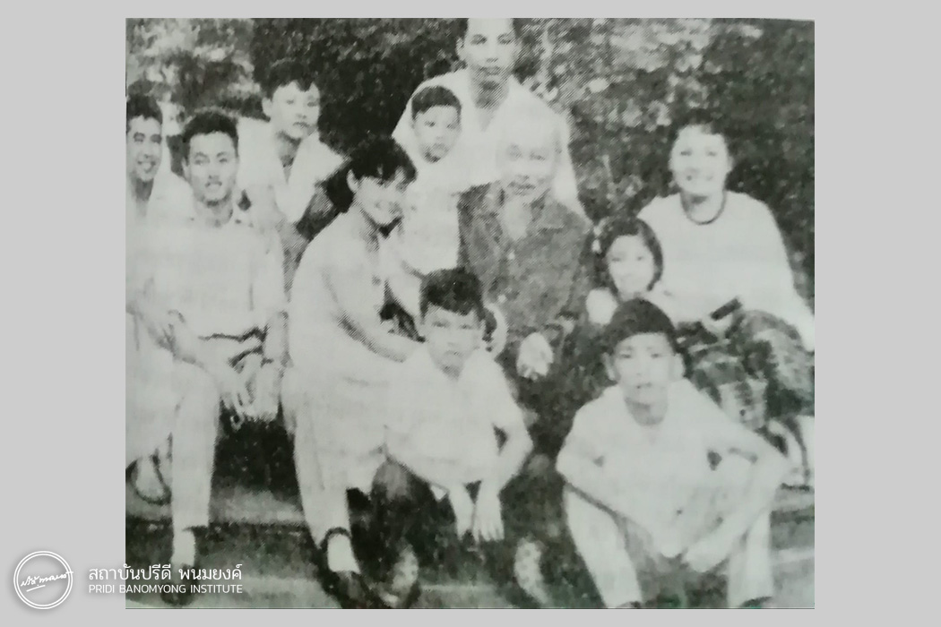 ครอบครัวเจ้าสุพานุวง เข้าเยี่ยมคารวะประธานโฮจิมินห์ ที่ทำเนียบประธานประเทศฯ ฮานอย ค.ศ. 1960
