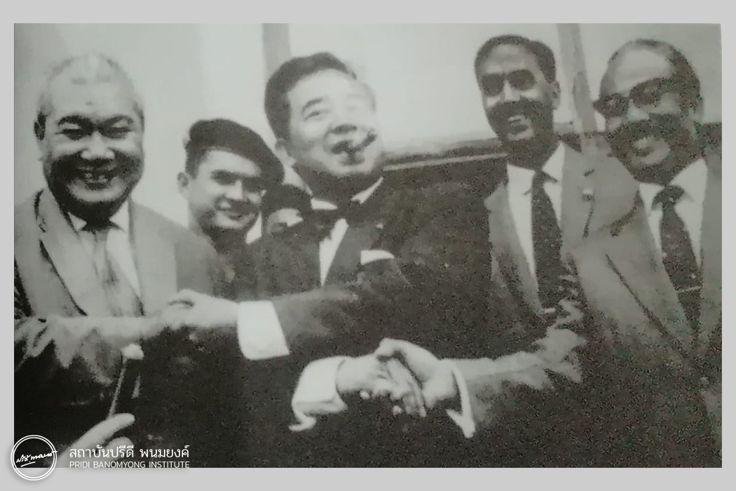 (จากซ้าย) เจ้าบุนอุ้ม ณ จำปาศักดิ์, เจ้าสุวันนะพูมา และเจ้าสุพานุวง การประชุมสุดยอดระหว่าง 3 ฝ่าย ที่ทุ่งไหหิน 9-12 มิถุนายน ค.ศ. 1962