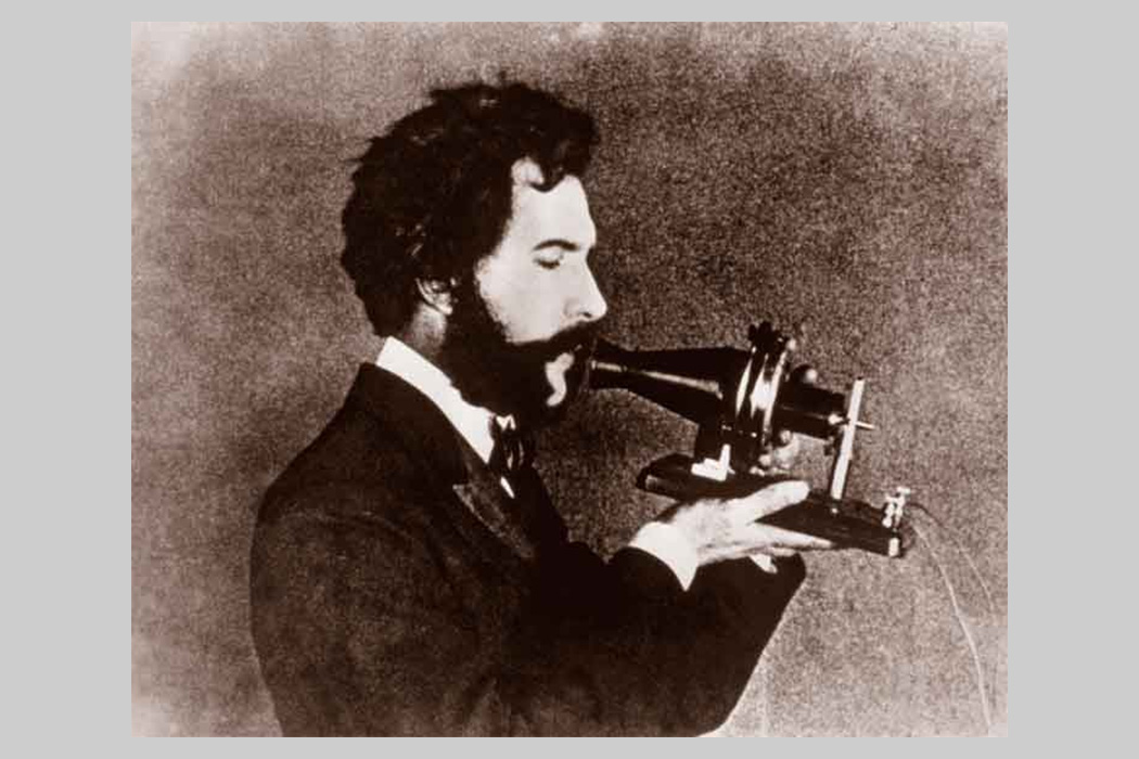 ภาพ : อเล็กซานเดอร์ เกรแฮม เบลล์ (Alexander Graham Bell) ผู้ให้กำเนิดโทรศัพท์คนแรกของโลก ที่มา : https://www.takieng.com/stories/14367