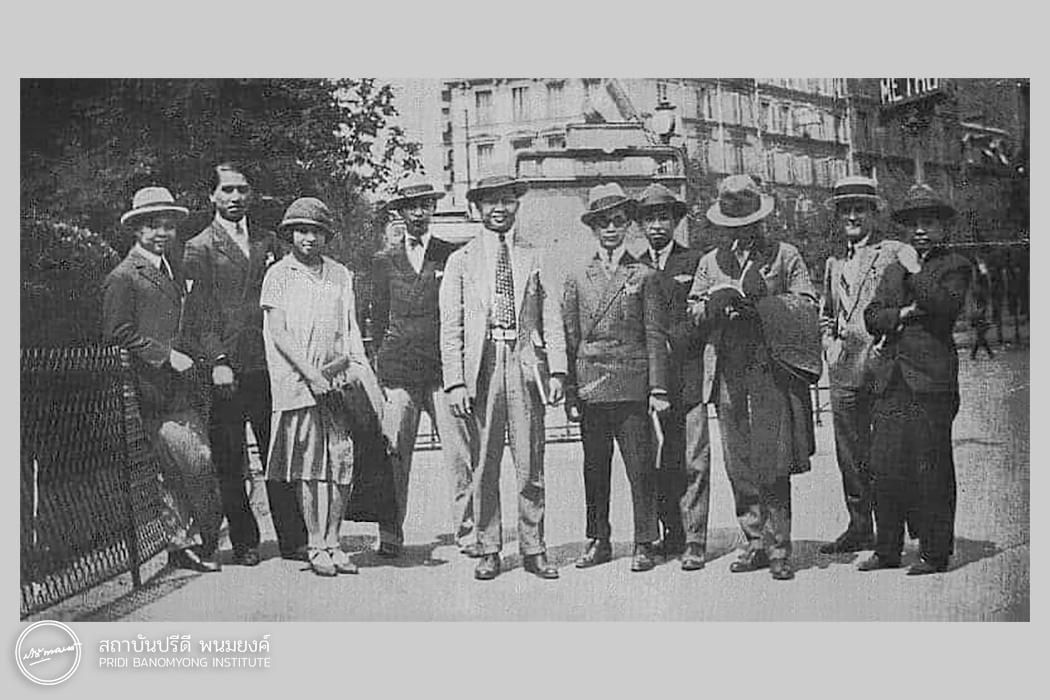 ภาพถ่ายนักเรียนไทยในฝรั่งเศสที่ Place du Trocadéro ซึ่งมีผู้ร่วมก่อตั้งคณะราษฎร 4 ท่าน เมื่อวันที่ 14 กรกฎาคม ค.ศ. 1926[1] 