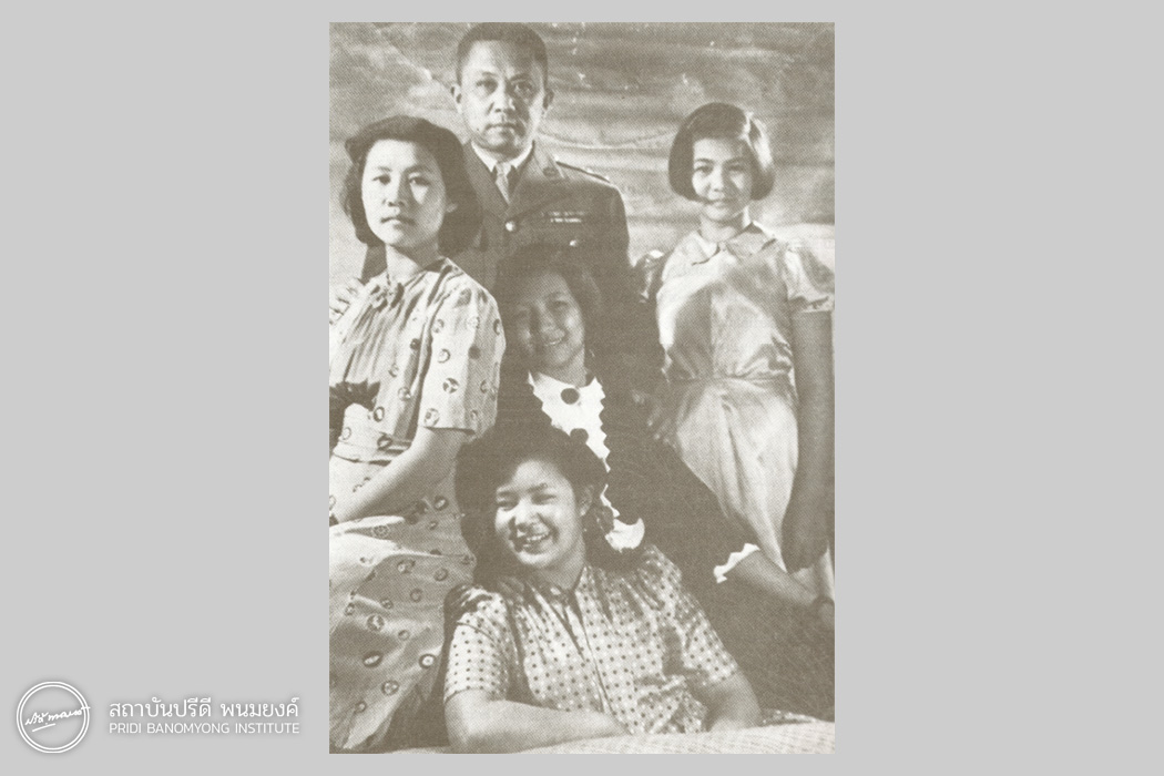 ถ่ายรูปกับลูกสาวครบสี่คนครั้งแรกที่ Bridge House หลังสงคราม พ่อโอบต้อกับหน่อย หนิ่งอยู่ทางขวา หนุ่นอยู่ข้างหน้า
