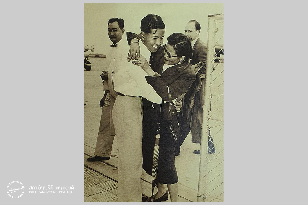 ภาพจากซ้าย ปาล พนมยงค์ สวมกอดพูนศุข พนมยงค์ มารดาซึ่งเดินทางกลับจากประเทศจีน ณ สนามบินดอนเมือง เมื่อเดือนเมษายน พ.ศ. 2500