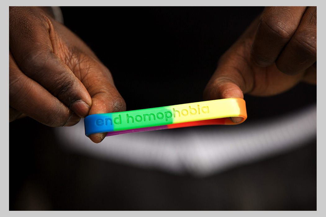 คนสองคนกำลังถือริสต์แบนด์ “END HOMOPHOBIA” ในวันเอดส์โลกในเมืองไนโรบี ประเทศเคนยา เดือนธันวาคม 2010