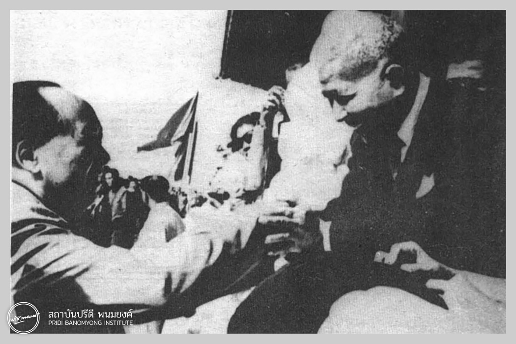 นายปรีดี พนมยงค์ และ ประธานเหมาเจ๋อตง บริเวณประตูสันติภาพแห่งสวรรค์ (1 ตุลาคม 1965) 
