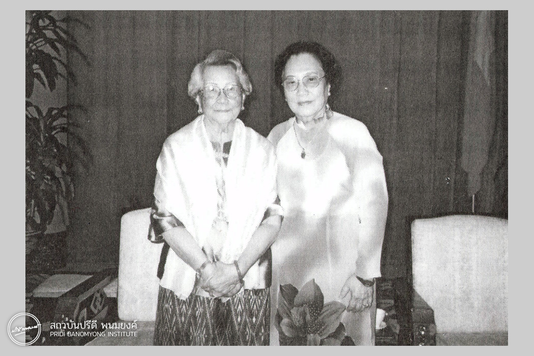 ท่านผู้หญิงพูนสุข พนมยงค์ กับมาดามเหวียนธิบิ่งห์ รองประธานาธิบดีประเทศสาธารณรัฐสังคมนิยมเวียดนาม ณ ทำเนียบประธานาธิบดี กรุงฮานอย วันที่ 9 กรกฎาคม ค.ศ. 2002