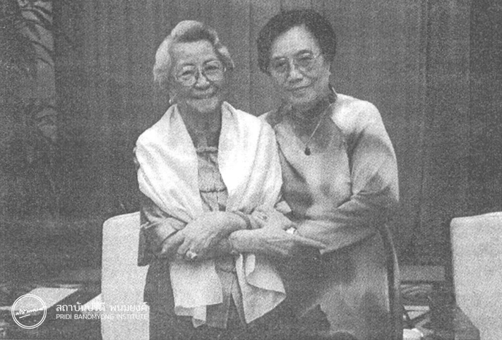 ท่านผู้หญิงพูนศุข พนมยงค์ กับมาดามเหวียน ธิ บินห์ รองประธานาธิบดีเวียดนาม 